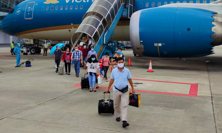 Tạm dừng khai thác đường bay TP.HCM - Đồng Hới