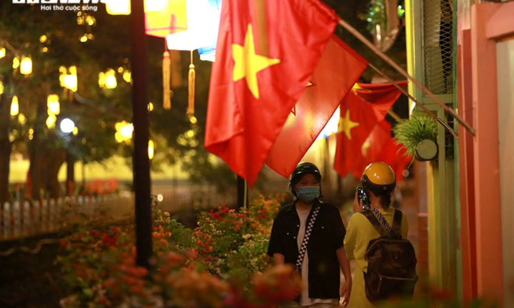 Ảnh: Đường ven hồ Trúc Bạch, Hà Nội lung linh ban đêm với 200 đèn lồng rực sáng