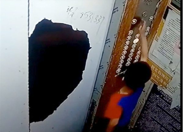 'Tè bậy' trong thang máy, cậu bé nhận bài học nhớ đời 