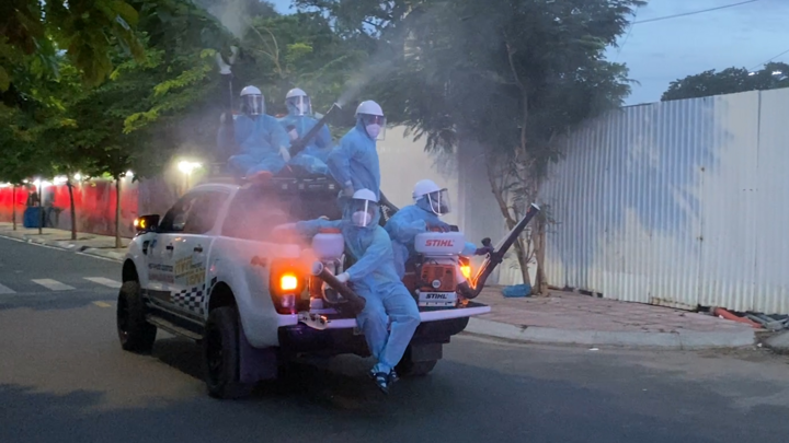 Video: Đội thiện nguyện dùng xe bán tải phun thuốc khử khuẩn miễn phí ở TP.HCM