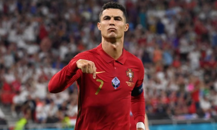 Video: Thủ môn Pháp đấm ngã đối thủ, Ronaldo nối dài kỷ lục