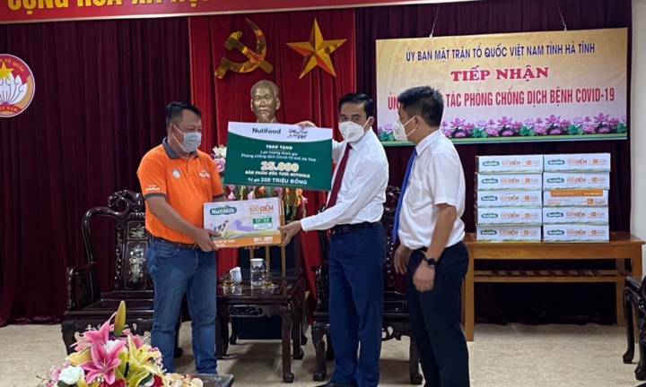 Quỹ Phát triển Tài năng Việt tiếp năng lượng cho lực lượng chống dịch Hà Tĩnh