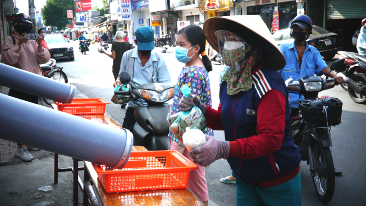 Video: Hệ thống phát quà bằng ống nhựa ở TP.HCM