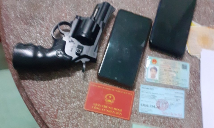 Giả danh cảnh sát hình sự, chặn xe kiểm tra người dân