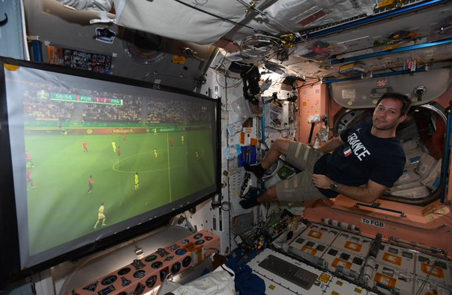 Phi hành gia xem Euro 2020 thế nào?