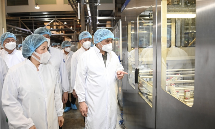 Thủ tướng: Vinamilk là đơn vị điển hình ‘vừa sản xuất, vừa chiến đấu’