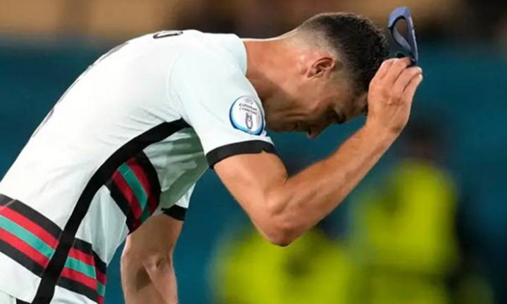 Ronaldo tức giận, đá bay tấm băng đội trưởng Bồ Đào Nha