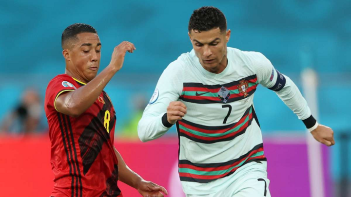 Ronaldo chia tay EURO 2020: Thất bại của ngôi sao cô đơn 