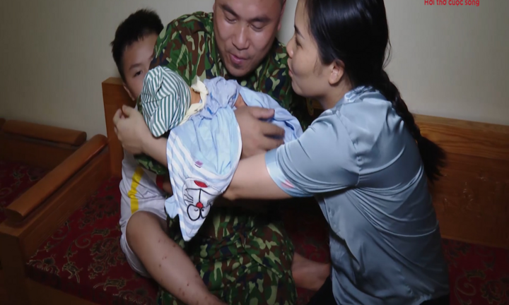 Video: Niềm vui của Đại uý Biên phòng gặp con sau 4 tháng chống dịch COVID-19