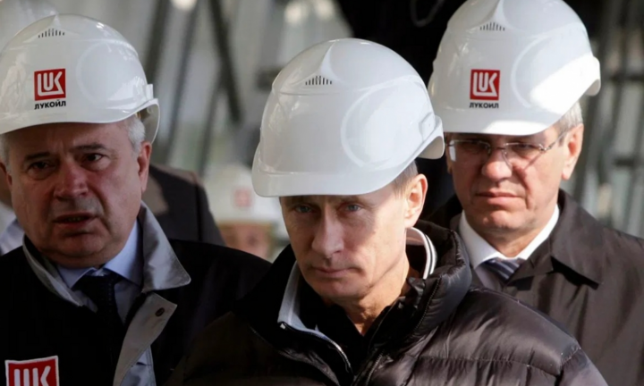Ông Putin dùng dầu mỏ tập hợp quyền lực và trừng phạt đối thủ thế nào?