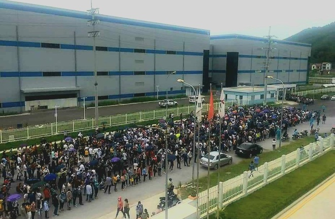 Công nhân ở Bắc Giang chen chúc chờ xét nghiệm, công ty phải tường trình 