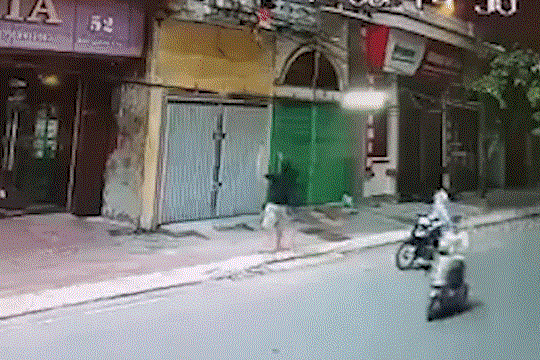 Bé gái rơi từ tầng 2 được người đi đường hứng đỡ