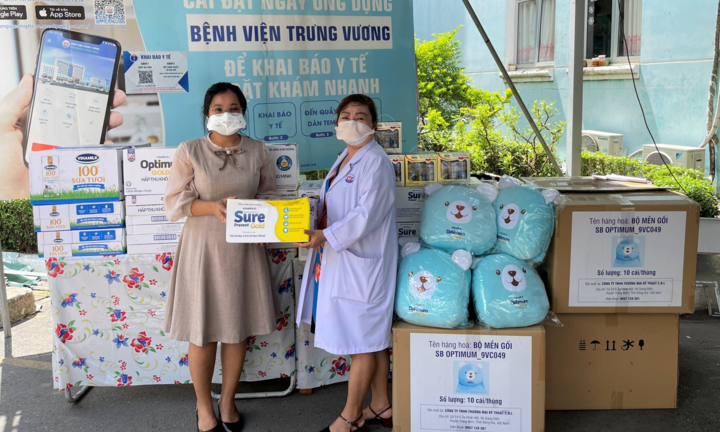 Vinamilk Sure Prevent & Optimum Gold trao tặng quà cho các bệnh viện tuyến đầu