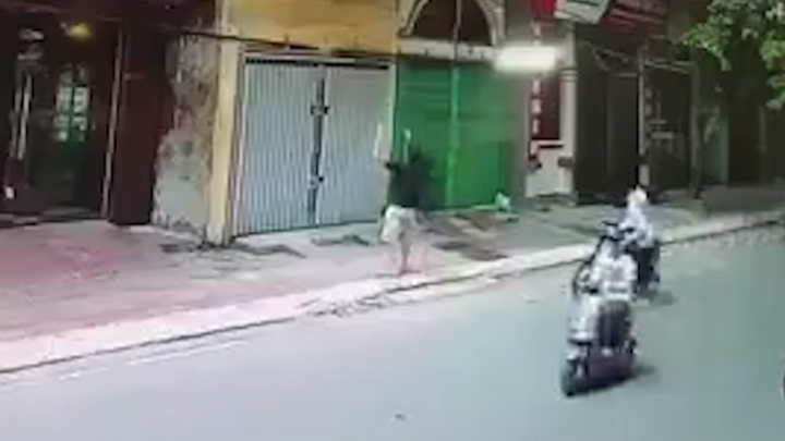Video: Khoảnh khắc nam thanh niên đỡ cháu bé rơi từ tầng 2 xuống ở Nam Định