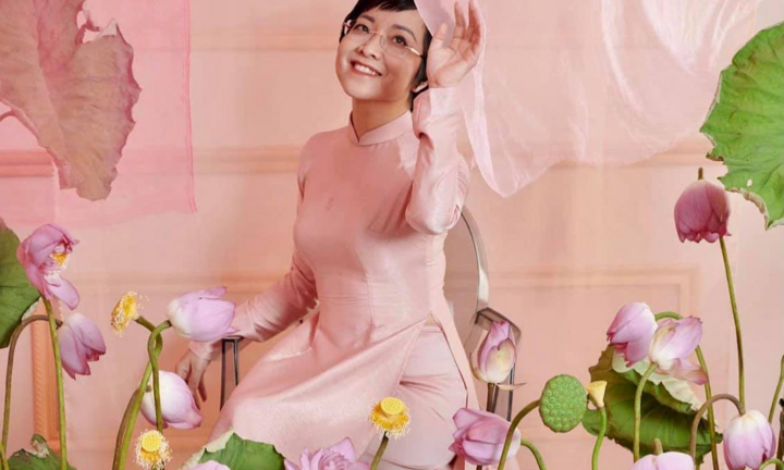 Ở tuổi 51, MC Thảo Vân trẻ đẹp ngỡ ngàng khi chụp ảnh cùng hoa sen