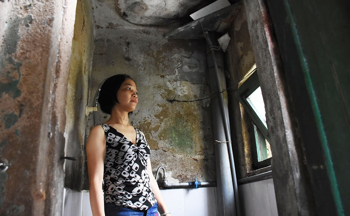 Hải Phòng: Chung cư hơn 40 năm xuống cấp, người dân vào nhà vệ sinh phải đội nón