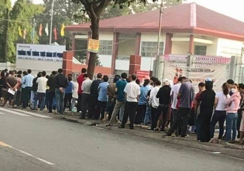 Phụ huynh xếp hàng từ nửa đêm để đăng ký cho con vào lớp 1