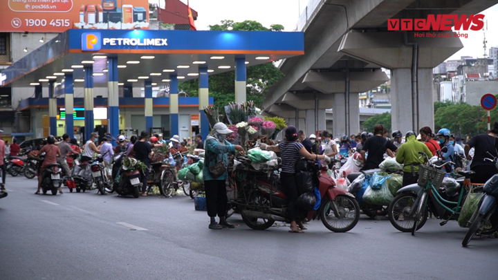 Video: Chợ cóc, chợ tạm thản nhiên họp, bất chấp quy định phòng dịch ở Hà Nội