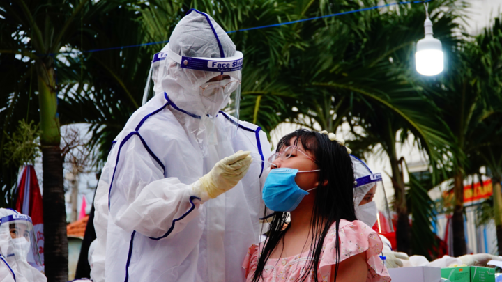 Video: Sinh viên y tế Hải Dương ngày đêm lấy mẫu xét nghiệm tại TP.HCM