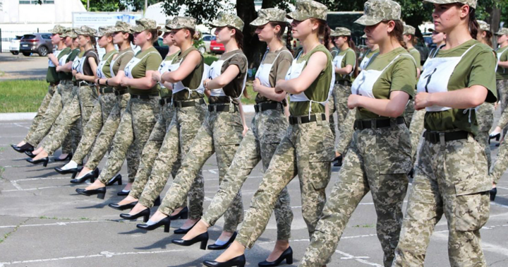 Nữ binh sĩ Ukraine duyệt binh với giày cao gót gây phẫn nộ