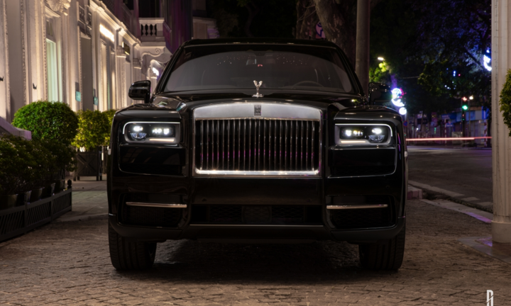 Cận cảnh 'viên kim cương' Rolls-Royce Cullinan trên phố đêm Hà Nội