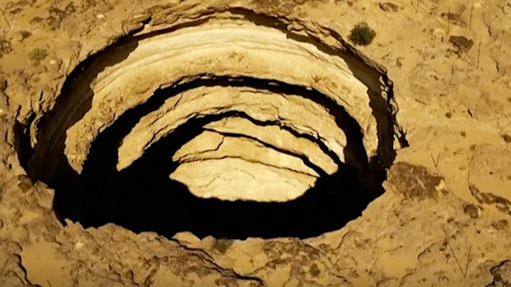 Video: Bí ẩn giếng 'địa ngục' bốc mùi khó chịu ở Yemen