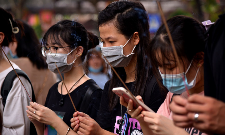 Sĩ tử đội nắng đến Văn Miếu vái vọng trước ngày thi tốt nghiệp THPT Quốc gia