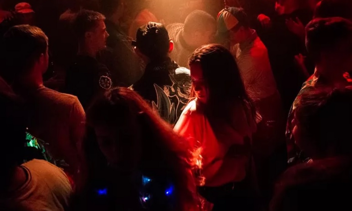 Những kẻ ký sinh vào nhan sắc gái trẻ trong các tiệc rượu trụy lạc