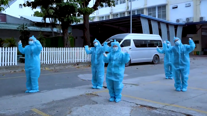 Video: Đội lấy mẫu ở TP.HCM nhảy điệu 'COVID nhanh đi đi'