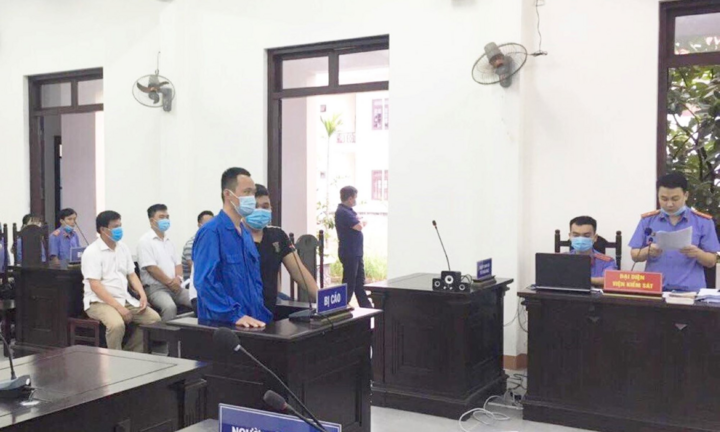 Tài xế nhốt CSGT trên xe khách, tông chốt kiểm dịch ở Đà Nẵng lĩnh 18 tháng tù