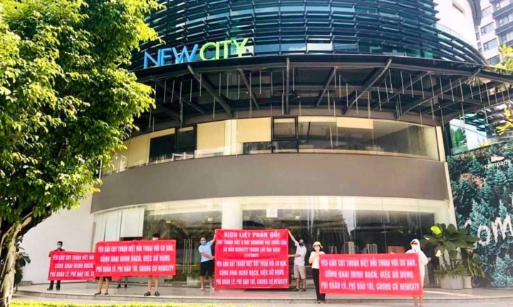 Cư dân New City Thủ Thiêm căng băng rôn phản đối bị cắt nước trong khi cách ly