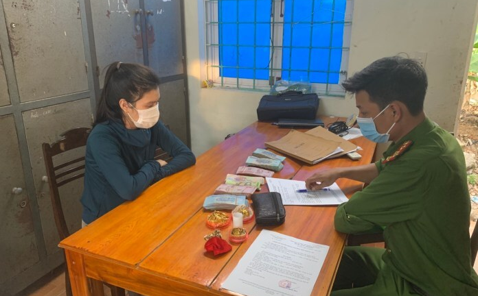 Thiếu tiền tiêu, con gái trộm 450 triệu đồng của mẹ