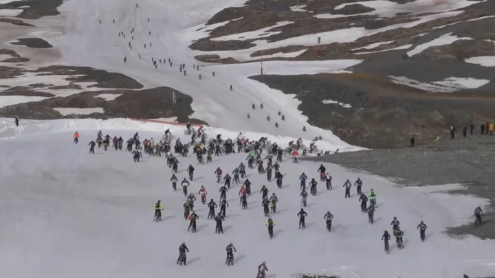 Video: Đua xe đạp băng qua núi tuyết và sông băng trên dãy Alps