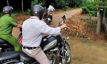 Tình nguyện viên đến tận nhà chở thí sinh ngủ quên đi thi tốt nghiệp THPT