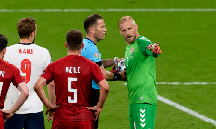 Mourinho: 'Quả 11m là quyết định sai, tại sao trọng tài không xem lại?'