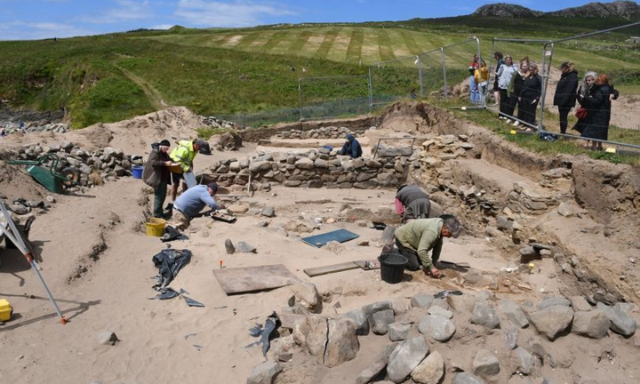 Hơn 200 bộ hài cốt 'trồi lên' sau 1.000 năm chôn dưới cồn cát