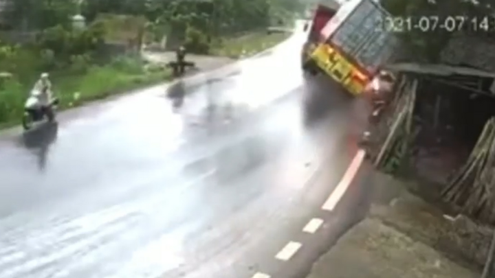 Video: Tài xế mất kiểm soát, container trượt dài lật ngay giữa đường 