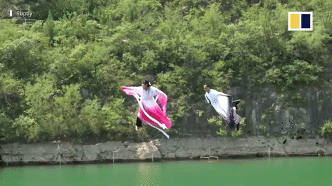 Video: Du khách trải nghiệm bay lượn như phim kiếm hiệp ở Trung Quốc