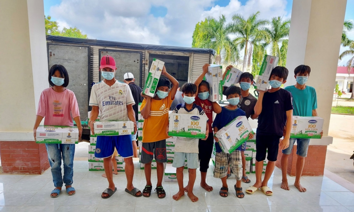 Quỹ sữa Vươn cao Việt Nam mang lại nụ cười hạnh phúc cho trẻ thơ trong mùa dịch