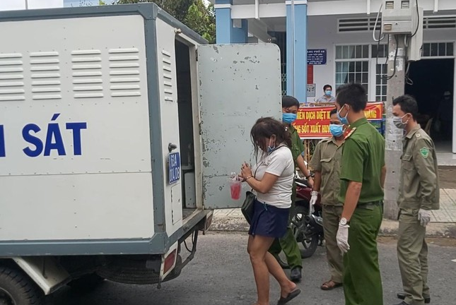 Người phụ nữ ở Mỹ Tho cắn công an, đòi băng qua khu phong toả