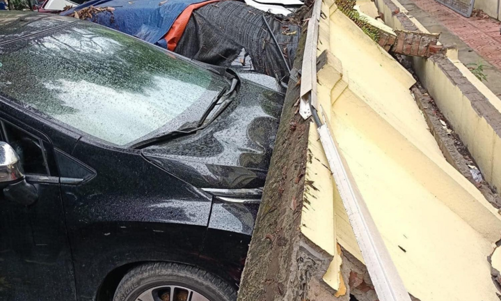 Bức tường đổ sập, đè bẹp 13 ô tô trên phố Hà Nội