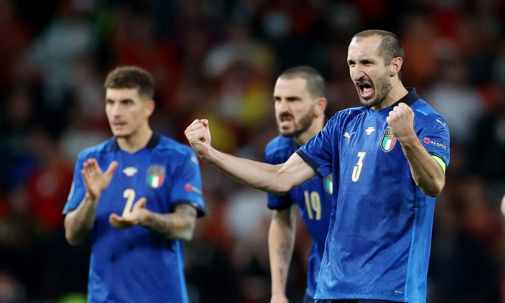 Chiellini đọc câu thần chú kỳ lạ khi Saka đá hỏng quả 11m quyết định