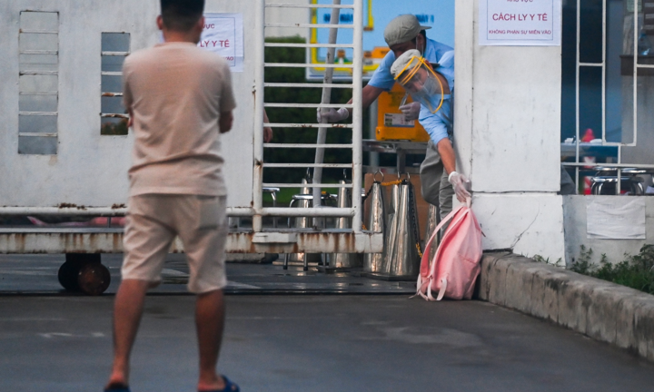 Người dân tiếp tế cho gần 2.000 công nhân ở khu công nghiệp Thăng Long, Hà Nội