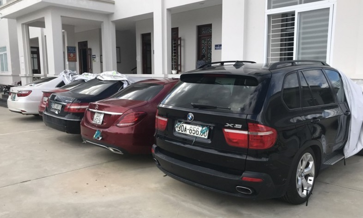 Mua con dấu trên mạng xã hội, làm giả hồ sơ giấy tờ loạt xe sang
