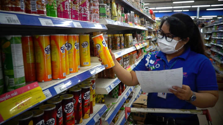 Video: Khách đến siêu thị ngồi chơi, có người 'đi mua giúp'