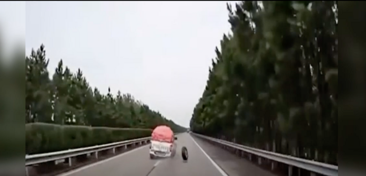 Video: Xe bán tải rơi lốp khi đang chạy trên cao tốc ở Trung Quốc 