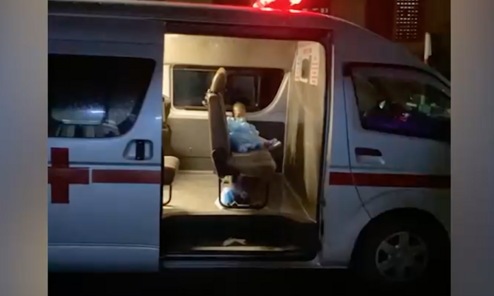 Video: Xúc động khoảnh khắc em bé 2 tuổi là F0, đi điều trị COVID-19 ở TP.HCM