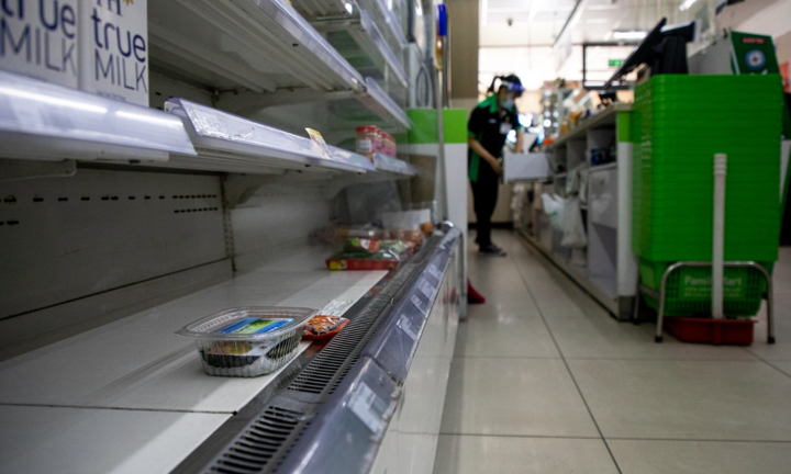 Siêu thị, cửa hàng tiện lợi hết sạch đồ ăn đem về