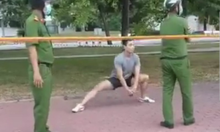 Thản nhiên tập thể dục ở công viên, nam thanh niên bị phạt 4 triệu đồng