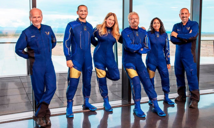 Hơn 500.000 người đang theo dõi tỷ phú Branson bay lên vũ trụ